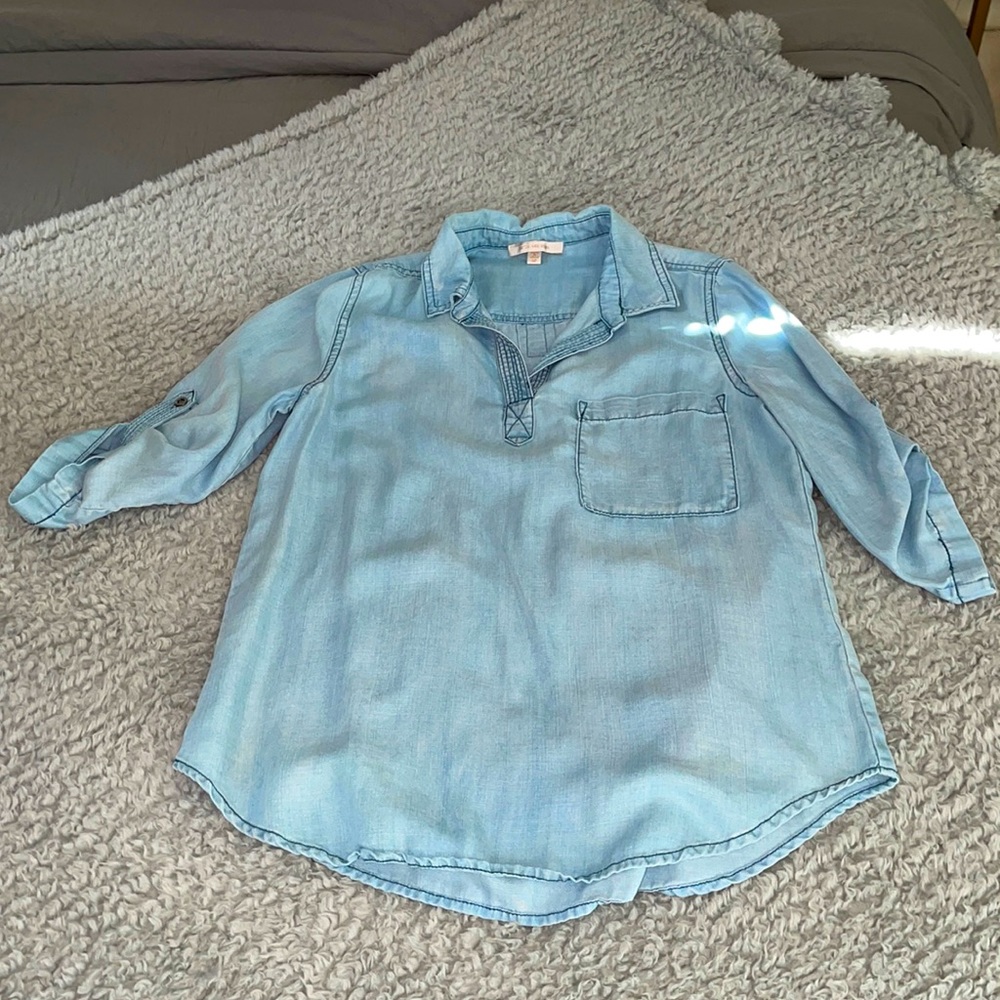 Chambray/denim top with three-quarter sleeve